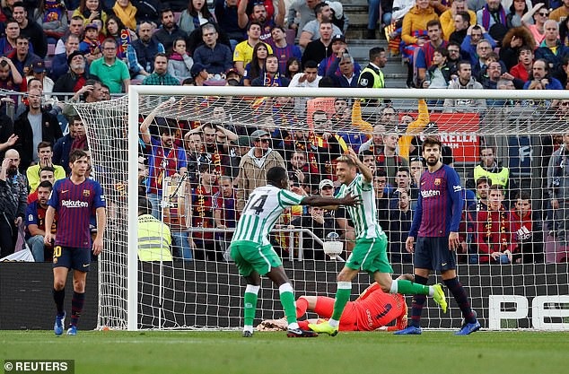 Messi lập cú đúp, Barcelona vẫn thua sốc Betis - 15
Hàng thủ Barca bất lực trong việc ngăn cản Joaquin nâng tỷ số lên 2-0
