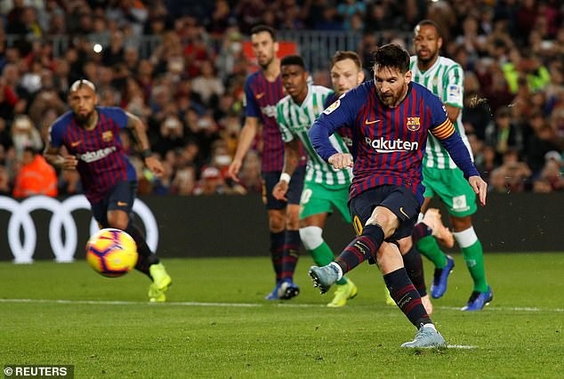 Messi lập cú đúp, Barcelona vẫn thua sốc Betis - 12
Messi rút ngắn tỷ số xuống 1-2 sau quả phạt đền đầu hiệp 2