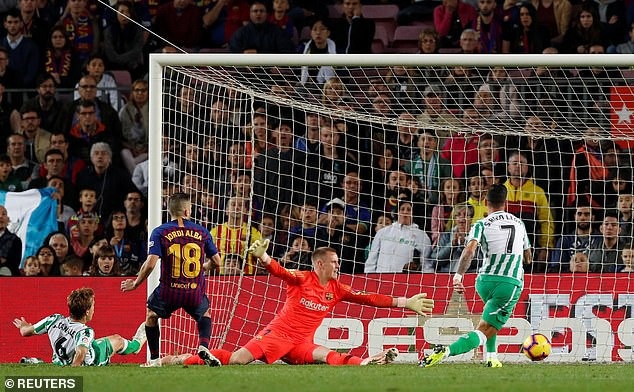 Messi lập cú đúp, Barcelona vẫn thua sốc Betis - 8
Canales ghi bàn nâng tỷ số lên 4-2