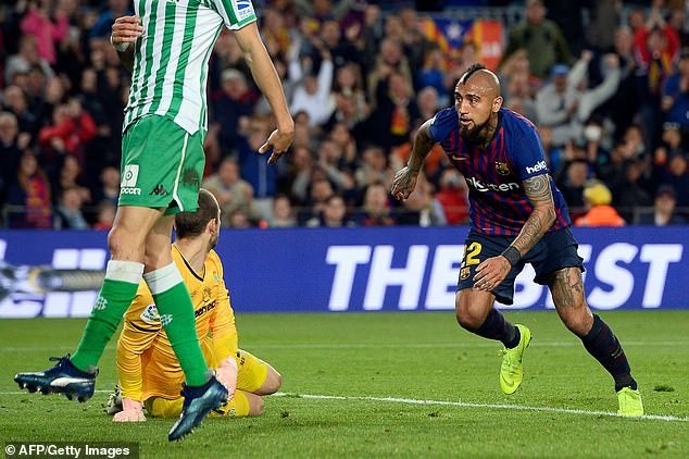 Messi lập cú đúp, Barcelona vẫn thua sốc Betis - 6
Bàn rút ngắn tỷ số xuống 2-3 của Vidal không thể giúp Barca cải thiện được tình hình