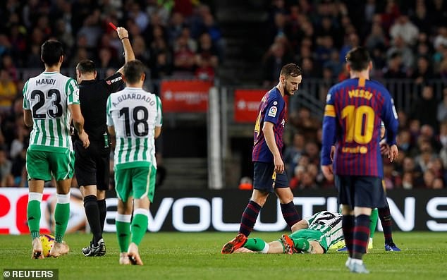 Messi lập cú đúp, Barcelona vẫn thua sốc Betis - 3
Rakitic nhận thẻ đỏ trong ngày Barca bại trận