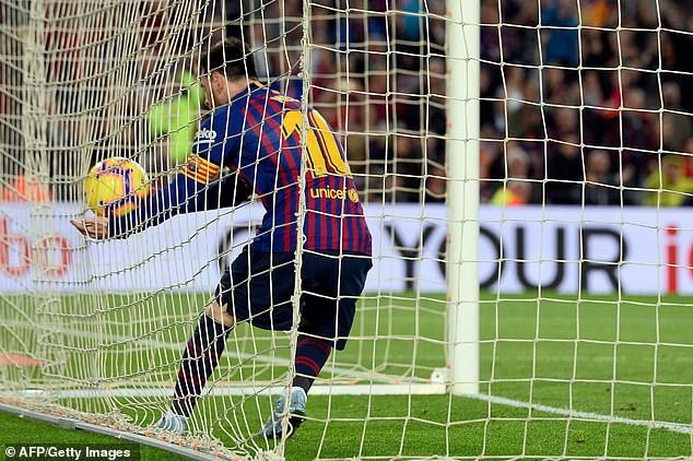 Messi lập cú đúp, Barcelona vẫn thua sốc Betis - 2
Cú đúp của Messi không thể giúp Barca tránh được thất bại