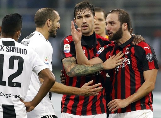 C.Ronaldo không thể ngừng ghi bàn, Juventus hạ gục AC Milan - 3
Higuain trở thành thảm họa trong ngày đối đầu với CLB cũ Juventus