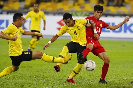 Malaysia 3-1 Lào: Chiến thắng khó nhọc - 4
Các cầu thủ Malaysia (áo vàng) đã thi đấu rất vất vả trước Lào (áo đỏ)