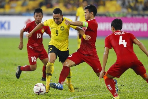 Malaysia 3-1 Lào: Chiến thắng khó nhọc - 2
Tiền đạo Talaha của Malaysia (áo vàng) đã lập cú đúp