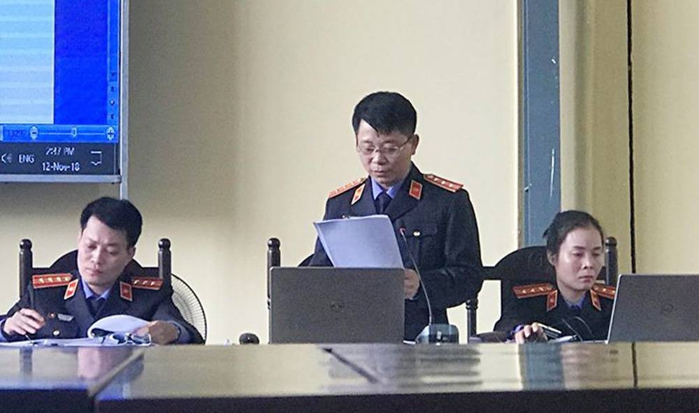 2 cựu tướng bị cáo buộc bảo kê cho 2 ông trùm thu hàng nghìn tỷ - 1
Đại diện VKSND đọc cáo trạng