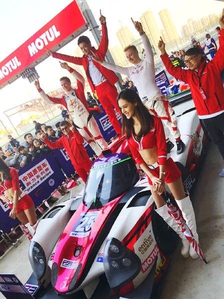 Lâm Chí Dĩnh lần đầu đưa vợ đi dự sự kiện sau 14 năm - 2
Đội của Lâm Chí Dĩnh giành giải nhất. Lâm Chí Dĩnh là một nghệ sĩ có đam mê mạnh mẽ với bộ môn đua xe. Anh từng bị thương vì môn thể thao mạo hiểm này. Sau khi lập gia đình, anh quyết định từ bỏ bộ môn này vì không muốn vợ và cá con lo lắng.