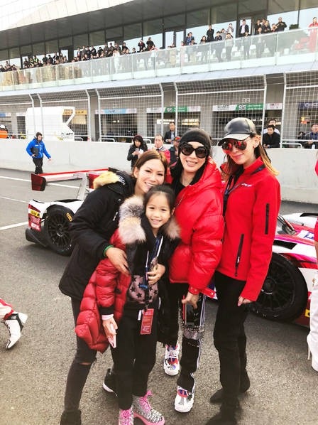 Lâm Chí Dĩnh lần đầu đưa vợ đi dự sự kiện sau 14 năm - 3
Chung Lệ Đề còn đưa các con gái của cô tới trường đua.