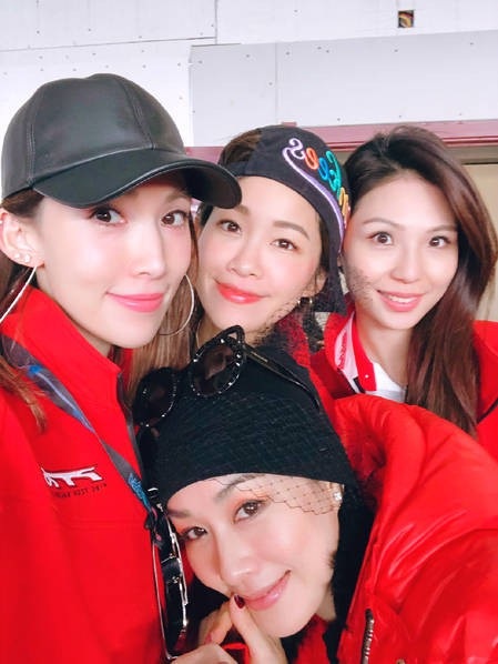 Lâm Chí Dĩnh lần đầu đưa vợ đi dự sự kiện sau 14 năm - 6
Vợ của Lâm Chí Dĩnh, người mẫu Trần Nhược Nghi cũng có mặt trong sự kiện này. Cô diện trang phục màu đỏ ăn ý với ông xã. Đã gần 14 năm cô không xuất hiện trên truyền thông hay các sự kiện.