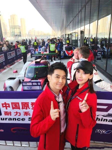 Lâm Chí Dĩnh lần đầu đưa vợ đi dự sự kiện sau 14 năm - 7
Vợ chồng Lâm Chí Dĩnh và Trần Nhược Nghi trông rất đẹp đôi. Họ đã ở bên nhau 14 năm và có với nhau 3 đứa con trai. Trần Nhược Nghi đã quyết định từ bỏ sự nghiệp người mẫu để trở thành hậu phương cho ông xã suốt những năm qua.