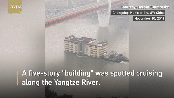 Tòa nhà 5 tầng di chuyển trên sồng