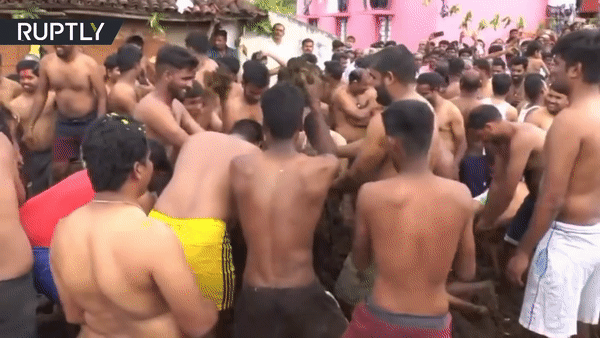 Những người đàn ông trong làng chất phân bò thành từng đống lớn