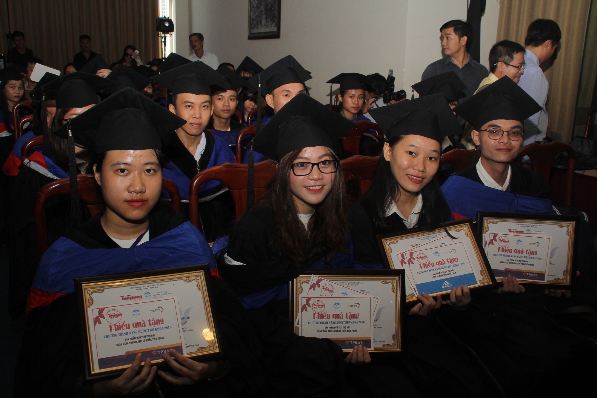 Trao học bổng gần 800 triệu đồng tại chương trình "Nâng bước Thủ khoa" - 1 Các Thủ khoa tại lễ trao học bổng