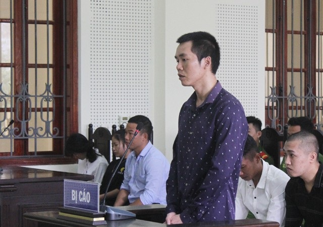 Bị cáo Phạm Văn Cường thuật lại hành vi phạm tội của mình trước tòa án.