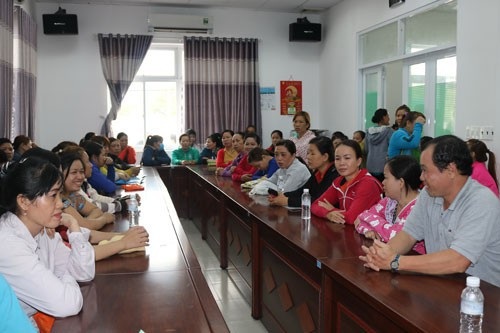 Bất lực với chủ doanh nghiệp bỏ trốn - 1 Công nhân Công ty Bumjin Vina đến nghe cán bộ Công đoàn hướng dẫn thủ tục ủy quyền khởi kiện đòi quyền lợi. Ảnh: CAO HƯỜNG