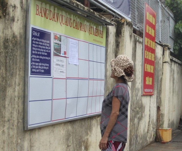 Chủ tịch Đà Nẵng "nhắc" sinh viên không dán tờ rơi quảng cáo bừa bãi - 1 Thời gian qua, Đà Nẵng đặt nhiều bảng quảng cáo rao vặt miễn phí để những người có nhu cầu có thể dán rao vặt tại đây