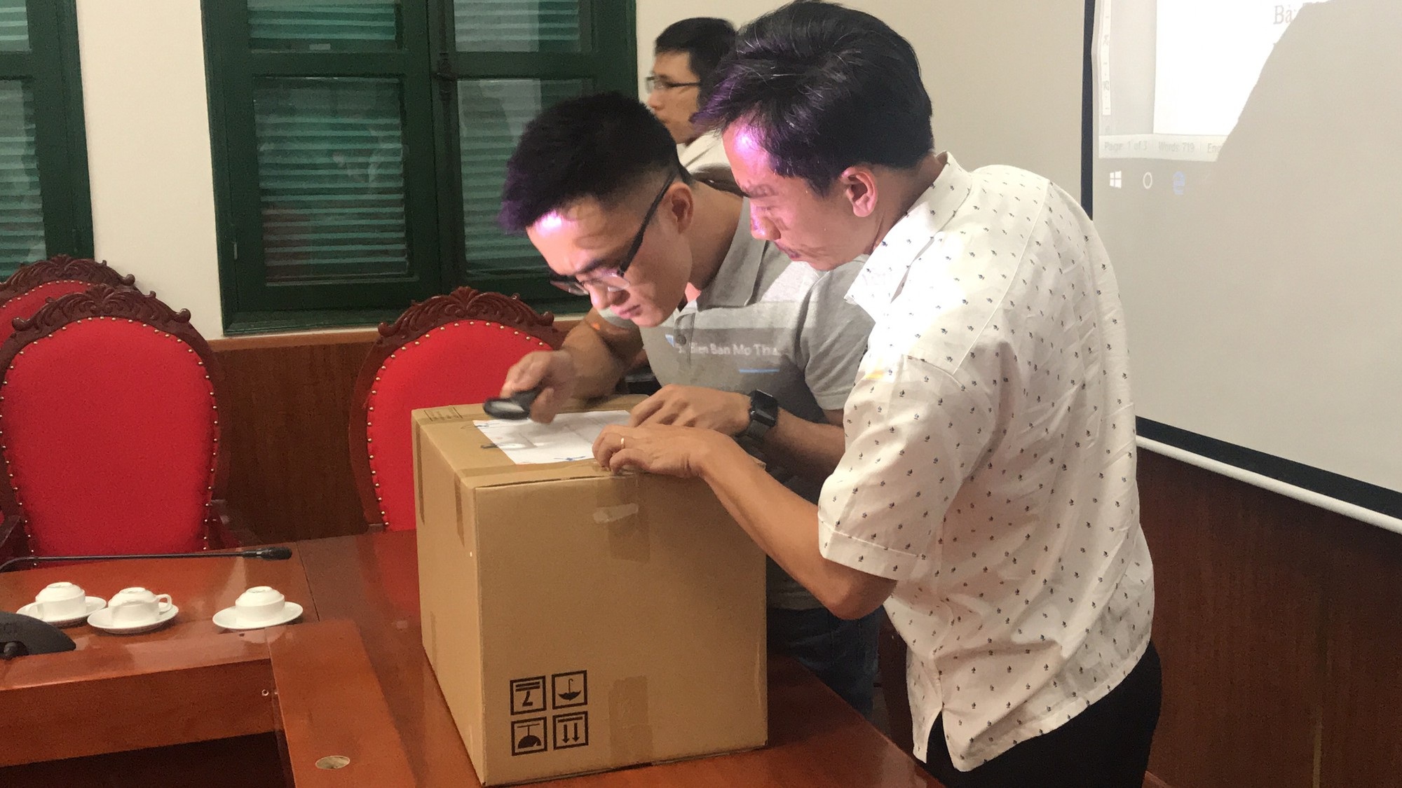 Mở thầu tài chính sữa học đường Hà Nội: Hai "ông lớn" chào giá ngàn tỉ đồng - 1
Đại diện công ty cổ phần sữa Việt Nam (Vinamilk) kiểm tra thùng niêm phong
