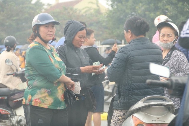 Dân mạng bức xúc với tình trạng “cò vé” trận đấu Việt Nam- Malaysia - 3 Các “cò vé” hoạt động công khai, với mức giá vé bán đẩy lên cao gấp nhiều lần