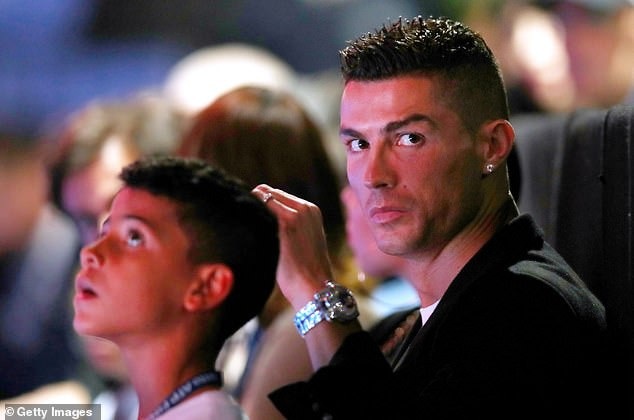 Ronaldo vui vẻ đưa bạn gái đi xem tennis - 2
Đây là trận đấu giữa 2 tay vợt Novak Djokovic và John Isner