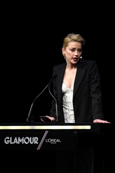 
Vợ cũ cướp biển Johnny Depp khoác thêm áo vest đen khi lên sân khấu có bài phát biểu
