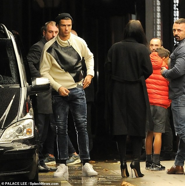 Ronaldo vui vẻ đưa bạn gái đi xem tennis - 5
Ngôi sao bóng đá 33 tuổi cùng bạn gái và con trai cưng bay từ Milan tới London trước đó 1 ngày