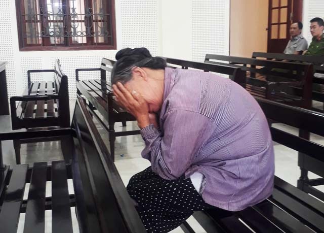 Mẹ bị cáo Lụa úp mặt vào lòng bàn tay khóc nức nở khi nghe con gái trình bày về khát khao có một đứa con.