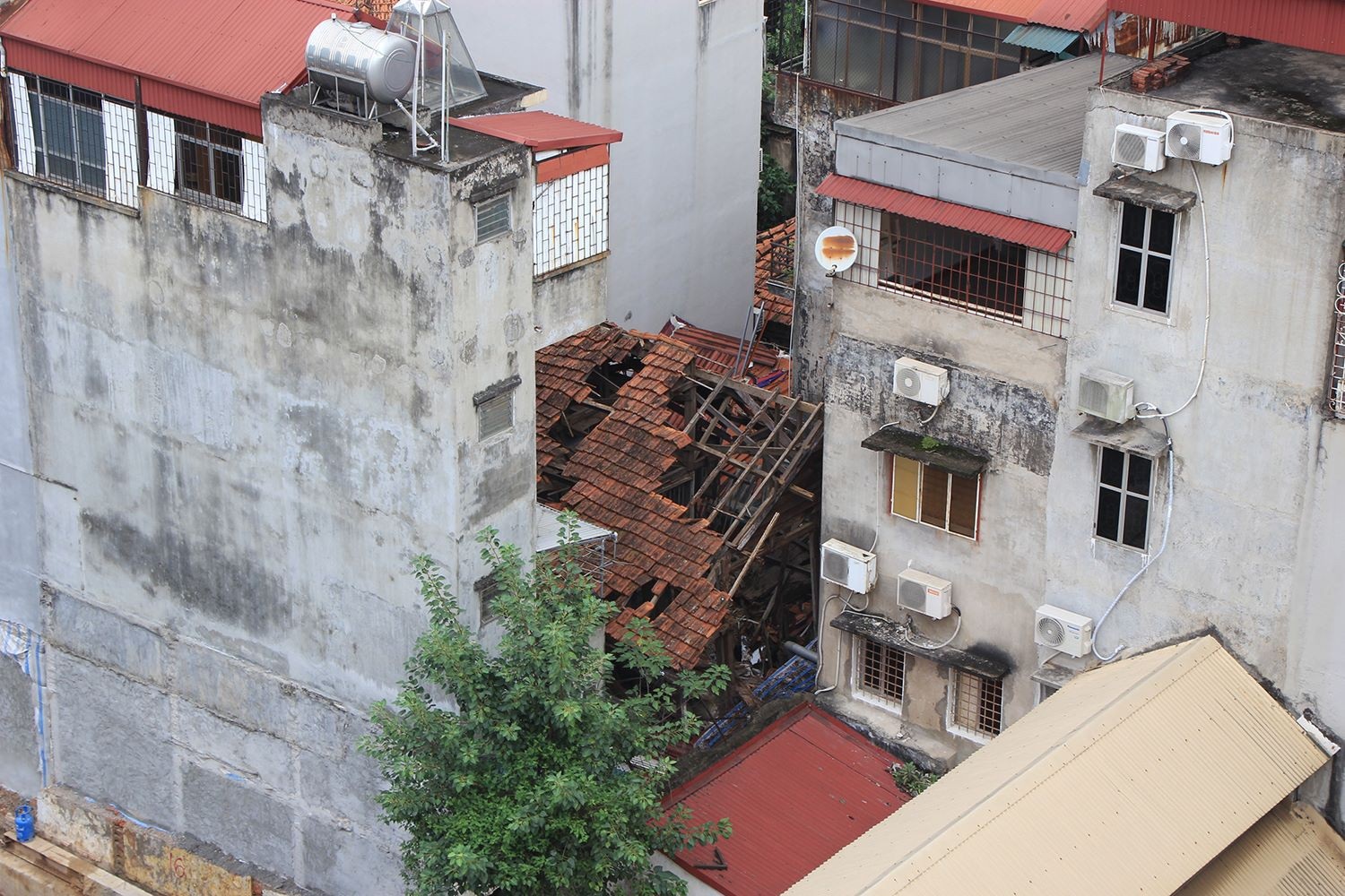 Cận cảnh 2 khu đất vàng Hà Nội đang “đòi” tỉnh Điện Biên và Bộ Tài chính - 3
Nhà khách Tỉnh ủy Lai Châu có địa chỉ tại số 49 Phan Bội Châu, Hà Nội bị bỏ hoang nhiều năm.