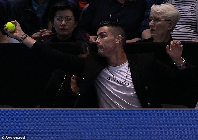 Ronaldo vui vẻ đưa bạn gái đi xem tennis - 4
Cristiano Ronaldo còn bắt được trái bóng tennis để tránh trái bóng rơi vào mặt bạn gái