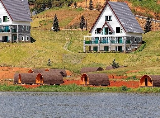 Hàng chục căn nhà gỗ xâm phạm Di tích thắng cảnh Quốc gia hồ Tuyền Lâm - 1 Hàng loạt nhà gỗ được được danh nghiệp cho xây dựng tại Thắng cảnh hồ Tuyền Lâm