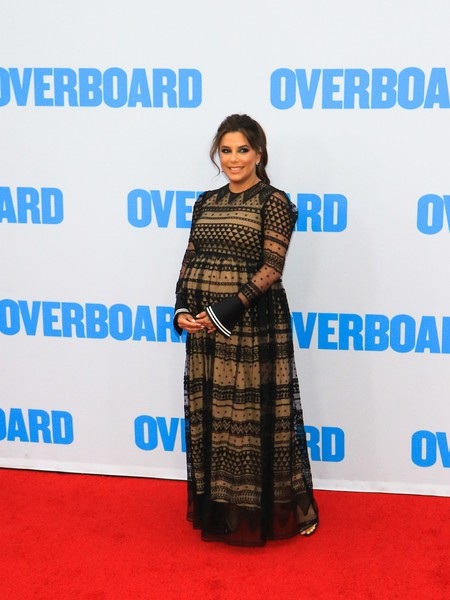 Eva Longoria gợi cảm tái xuất sau khi sinh con - 8
Gần đây cô đã đưa con trai nhỏ tham dự nhiều sự kiện của làng giải trí.