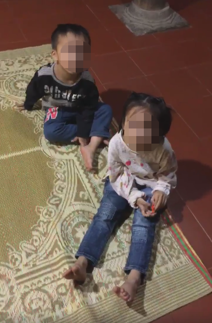 Người mẹ bỏ lại 2 con trong chùa cùng lá thư "nhờ nuôi giúp" - 1
Hai đứa trẻ bị mẹ bỏ lại trên chùa.