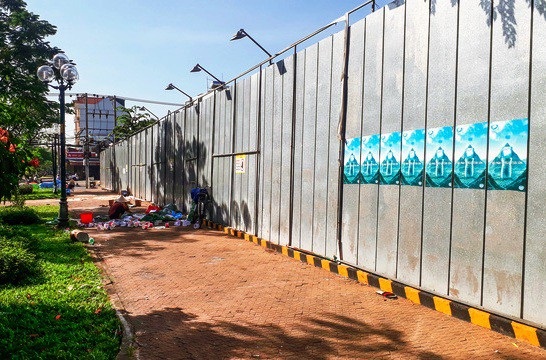 Khách mua nhà bức xúc vì dự án “khủng” 4 mặt tiền “đắp chiếu” - 3 Hiện nay, dự án được vây lại bằng hàng rào tôn và không có người làm việc bên trong