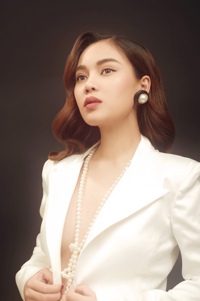 Giang Hồng Ngọc tiết lộ từng phải mổ thanh quản, bán nhà lấy tiền thu âm - 1 Giang Hồng Ngọc bắt đầu thành danh từ sau khi đoạt ngôi vị Quán quân cuộc thi X-factor 2014.