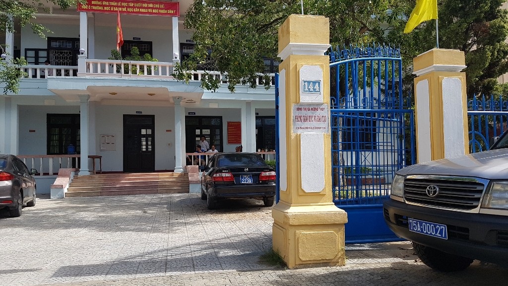 Hiệu trưởng mượn giáo viên gần tỷ đồng có vay “tín dụng đen” và nghi lấy tiền chạy việc - 3 Các cơ quan chức năng làm việc tại Phòng Giáo dục - Đào tạo Thị xã Hương Thủy sáng 13/11.
