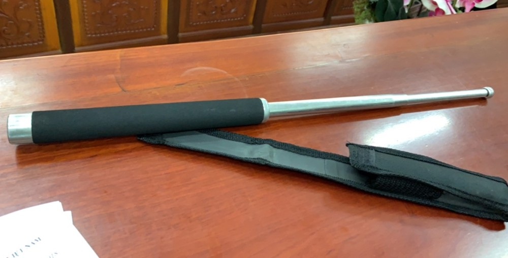Cây gậy 3 khúc (công cụ hỗ trợ), ông V mang theo bị công an thu giữ Cây gậy 3 khúc (công cụ hỗ trợ), ông V mang theo bị công an thu giữ
