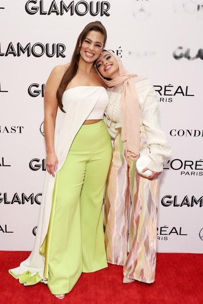 Hai người mẫu "ngoại cỡ" đọ dáng gợi cảm - 7
Ashley Graham cũng là người mẫu ngoại cỡ đình đám nước Mỹ, cô từng xuất hiện trên bìa tạp chí áo tắm Sports Illustrated và quảng cáo cho nhiều nhãn hiệu như Elomi, Evans, Hanes, Liz Claiborne, Macys, Nordstrom, Simply Be, Target....