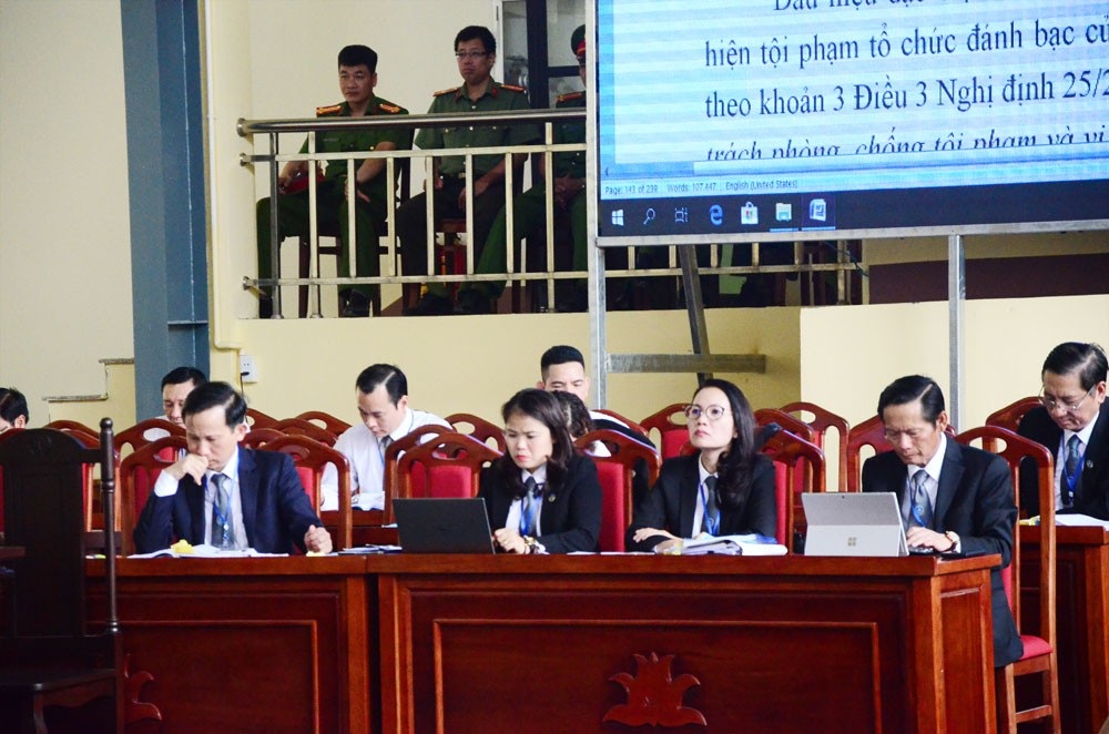 Tạm giữ số tài sản khủng của 2 ông “trùm” đánh bạc nghìn tỷ - 3 Khu vực của các luật sư bào chữa cho các bị cáo.