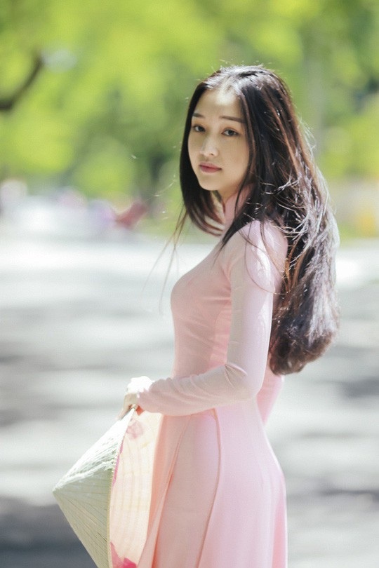 Nàng sở hữu vẻ đẹp và thần thái đậm chất Kinh Kỳ, mái tóc đen dài, làn da trắng nõn, gương mặt phúc hậu… đã khiến nhiều người phải thốt lên: “Con gái Huế thật sự rất đẹp và rất Việt Nam!” Trước đó, Ngọc Trân từng xuất hiện trong video quảng bá du lịch Việt Nam “Welcome to Vietnam” của Bộ Ngoại giao năm 2015.