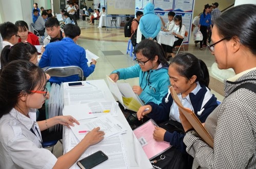 Cho vay tín dụng vẫn khó “cứu” Sư phạm - 1
Thí sinh làm thủ tục nhập học vào Trường ĐH Sư phạm TPHCM. (Ảnh: Tấn Thạnh)