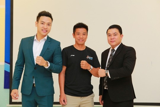 Cảm hứng U23 động viên tinh thần đội tuyển trước AFF Cup - 1 Trợ lý Lưu Danh Minh thay mặt đội tuyển Việt Nam nhận phần quà ý nghĩa trước ngày thầy trò HLV Park Hang-seo lên đường tranh tài ở AFF Cup 2018.