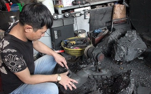 Điêu khắc than đá - Nghề độc đáo ở Quảng Ninh - 3 Anh Nguyễn Văn Quyết làm nốt những công đoạn cuối cùng để hoàn thành bức tượng con ngựa bằng than đá.