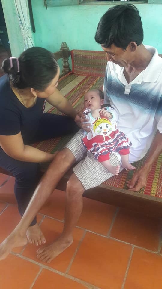 Đằng sau bức ảnh ông bà chơi với cháu là câu chuyện xúc động chỉ ai lấy chồng xa mới hiểu - 1 Đằng sau bức ảnh ông bà bế cháu ngoại là câu chuyện khiến ai lấy chồng xa cũng rưng rưng. Ảnh: H.T