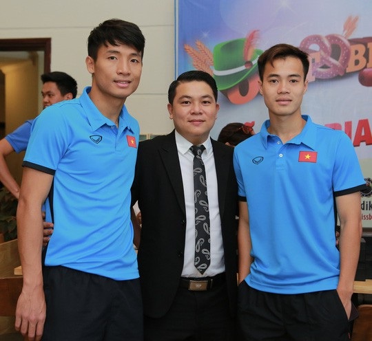 Cảm hứng U23 động viên tinh thần đội tuyển trước AFF Cup - 3 Ông Lê Bảo Cảng, giám đốc kinh doanh Công ty TNHH thương mại Xuất nhập khẩu đồng hồ Hoàng Kim, gửi lời động viên đến các tuyển thủ quốc gia như Tiến Dũng, Văn Toàn.