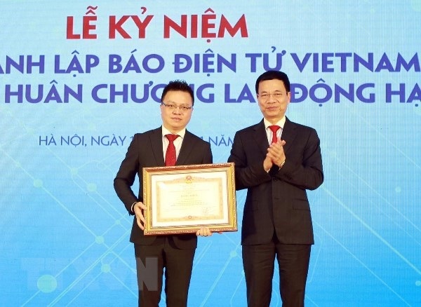 VietnamPlus đón Huân chương Lao động hạng Nhì, ra mắt sản phẩm chatbot - 6
Ông Nguyễn Mạnh Hùng - Bộ trưởng Bộ Thông tin và Truyền thông (bên phải) trao bằng khen của Thủ tướng Chính phủ cho ông Lê Quốc Minh - Phó Tổng Giám đốc Thông tấn xã Việt Nam, Tổng Biên tập đầu tiên của Báo Điện tử VietnamPlus. (Ảnh: TTXVN)