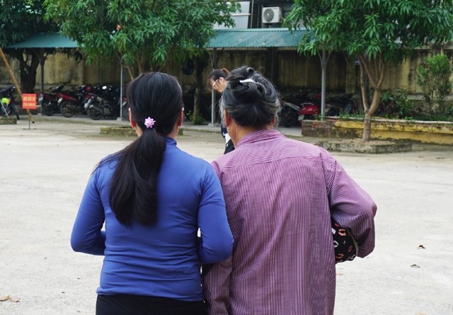 Bị cáo Lụa và me già dựa vào nhau khi rời tòa án. Với bản án cải tạo không giam giữ, Lụa vẫn có thể chạy chợ nuôi mẹ, nuôi em.