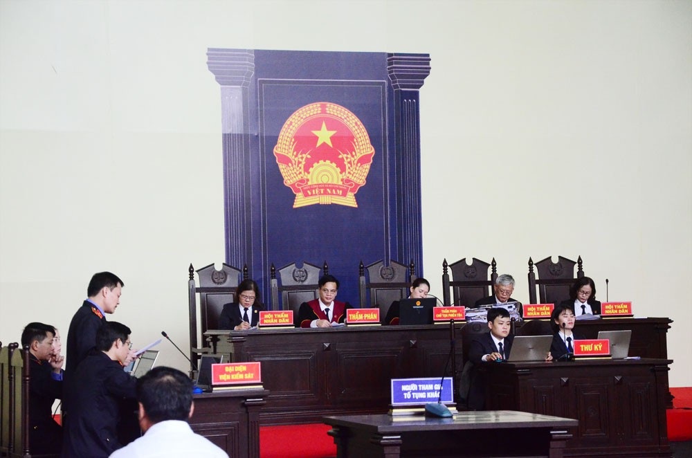 Tạm giữ số tài sản khủng của 2 ông “trùm” đánh bạc nghìn tỷ - 1 Đại diện VKS tiếp tục công bố cáo trạng trong phiên xét xử chiều nay (13/11).
