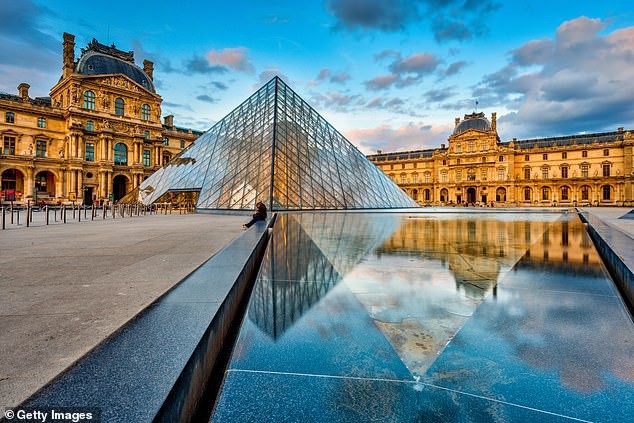 Người mẫu xinh đẹp bị bảo tàng “cấm cửa” vì ăn mặc quá hở hang - 3 Bảo tàng Louvre là một trong những điểm đến hấp dẫn nhất của Paris nói riêng và nước Pháp nói chung