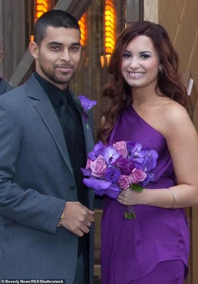 Demi Lovato vẫn thân thiết với bạn trai cũ - 2