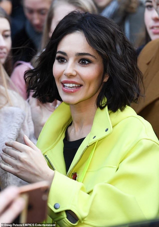 "Gái một con" Cheryl tái xuất gợi cảm và thành công - 3
Cheryl cảm động trước tình cảm fan dành cho cô.