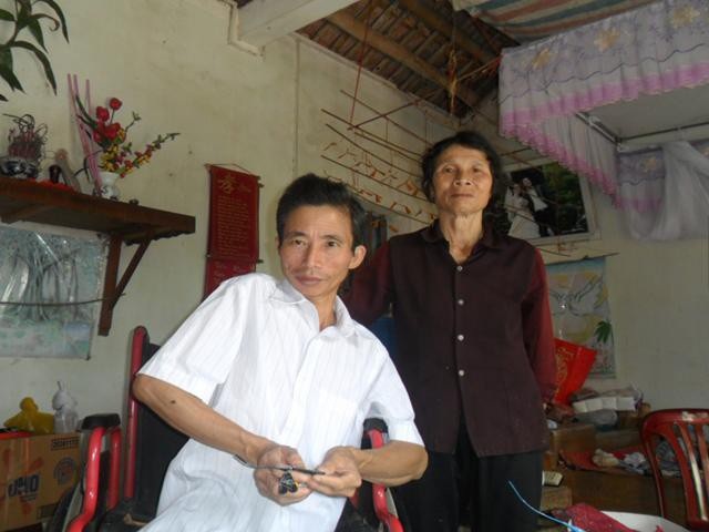 Bà Hiền (bên phải) nguyện ở vậy chăm lo cho em trai